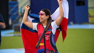 Francisca Crovetto y bandera